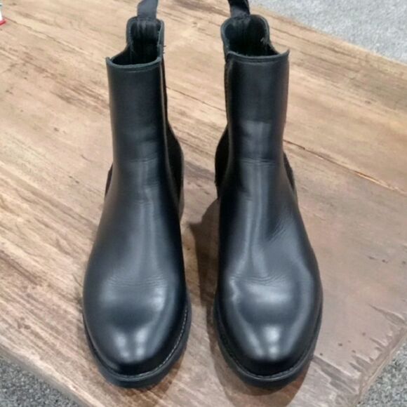 La Canadienne Sara Waterproof Black Chelsea Leather Booties. Size 8.5 NWT - Picture 2 of 6